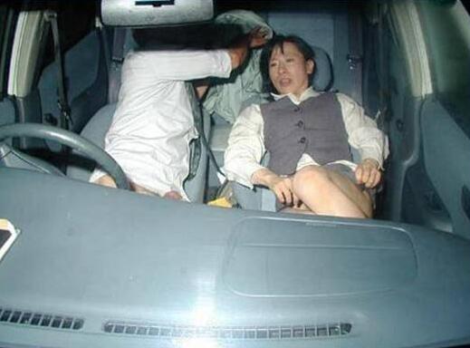 這TM才是一個真男人！ ????一個網(wǎng)友口述女朋友被（出租車司機）暴力侵犯過的小秘密：我女朋友被暴力侵犯過，但是，我沒告訴她她也不知道！裝蒜，有這么饑渴嗎你，我睡著了你還那樣？我現(xiàn)在下面還挺疼呢&hellip;你不知道不   