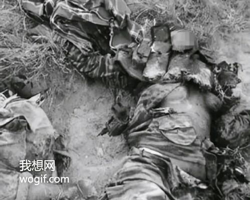一川軍女兵被日軍慘殺陣亡，上半身衣服不見(jiàn)了（照片）