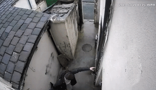 踹人家門，被澆了一頭開(kāi)水，都冒煙了（GIF）