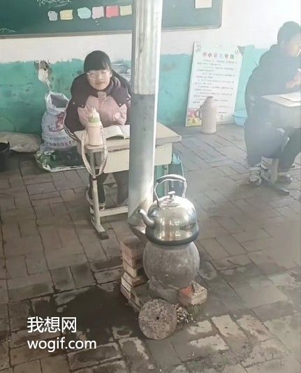 2025年遼寧某農(nóng)村，冬天村里的小學(xué)生爐子？