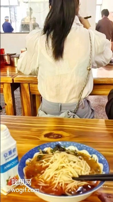 面館吃飯，小姐姐內衣扣子開了，怎么跟她說？