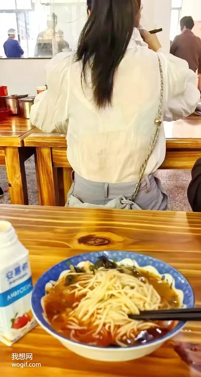 女生扣子開了，怎么提醒她呢，順便加個微信？